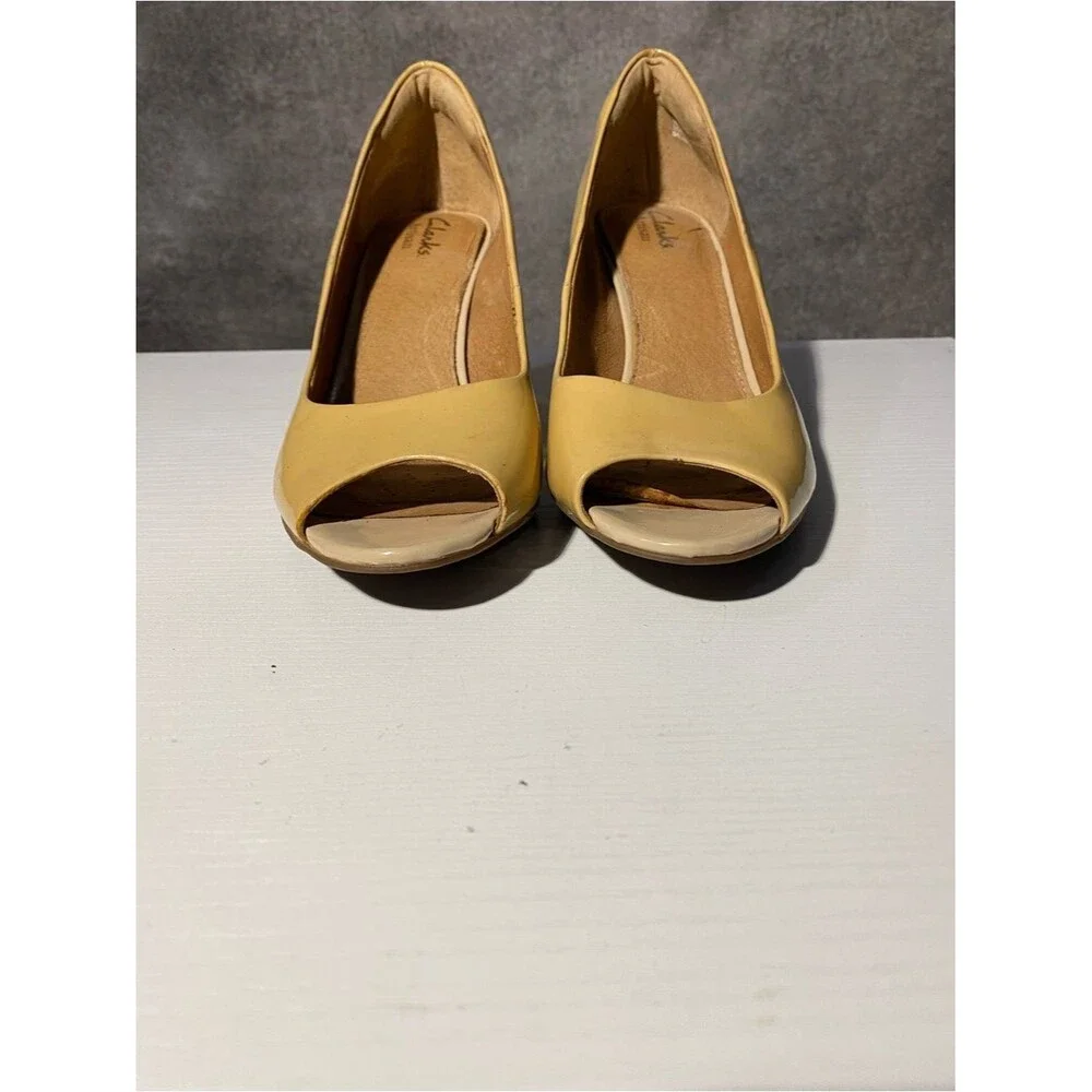 Clarks Artisan Women's Peep Toe Pumps Nude Tan Patent Leather Mid Heels Size